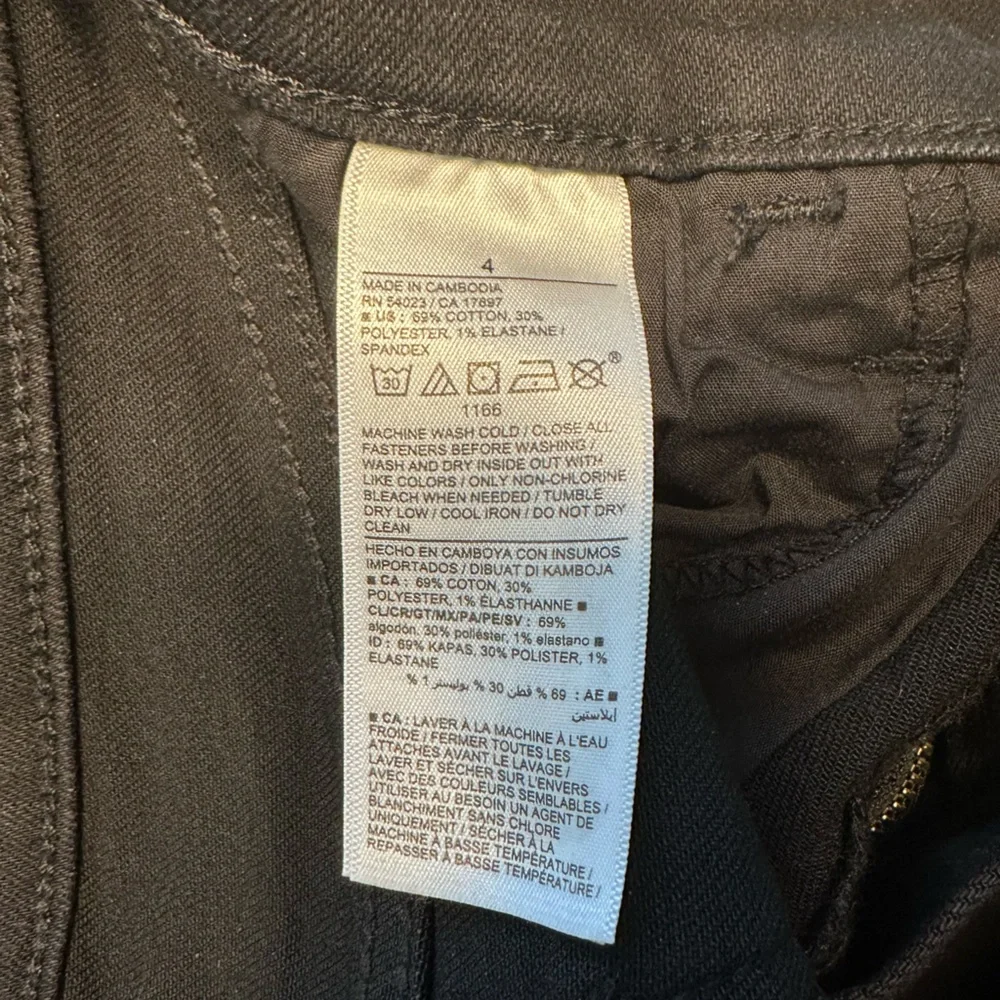 Old Navy Mid-rise Cuffed Black Wash Stretch Jean Shorts 5” Inseam Size 4 - Picture 5 of 5